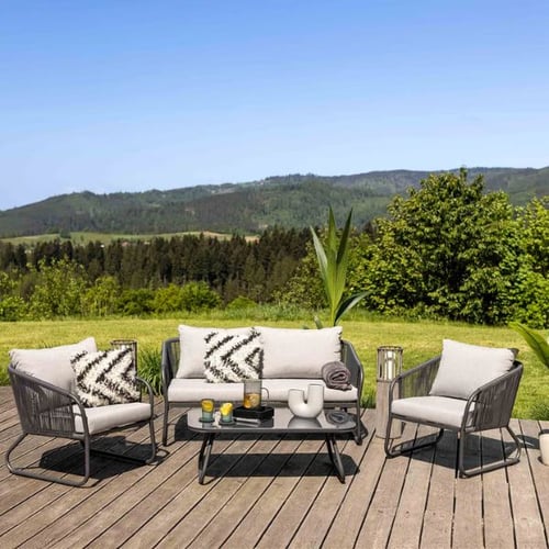 Gartenlounge-Set von di volio auf Holzterrasse mit Ausblick ins Grüne