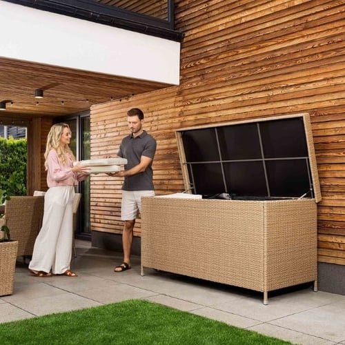 Di Volio Auflagenbox aus Polyrattan als Balkonmöbel für draußen auf einer modernen Holzterrasse