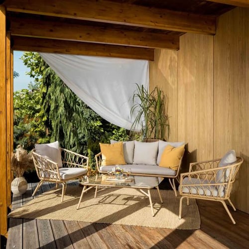 Terrasse mit Loungeset aus Rattan, Sofa, zwei Sesseln und Glastisch unter Holzdach