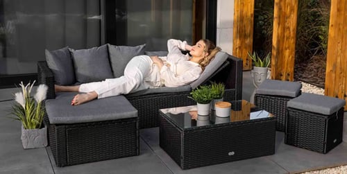 Graues Sofa dekorieren: die besten Styling-Ideen