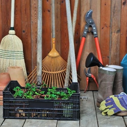 Gartengeräte, Gummistiefel und junge Pflanzen ordentlich verstaut – praktische Ideen zum Gartenhaus einrichten