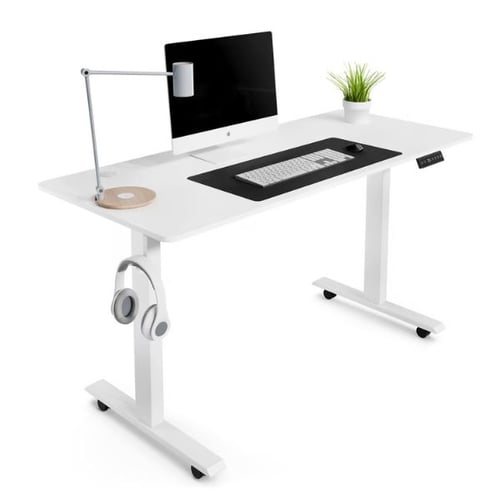 Weißer höhenverstellbarer Schreibtisch Amone von di volio mit einem modernen Computer, einer Schreibtischlampe und einem kleinen Topf mit grüner Pflanze. An der Seite des Tisches hängt ein Paar Kopfhörer. Die Tischplatte ist minimalistisch und aufgeräumt gestaltet.
