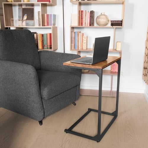 Schmaler Beistelltisch mit Holzplatte neben Sessel für Laptop und Kaffee