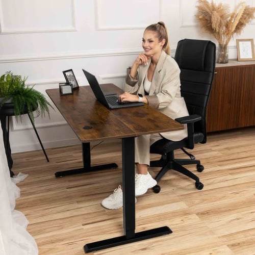 Moderne Büroecke mit Holzschreibtisch von di volio und Frau am Laptop vor dekorierter Wand