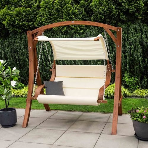 Gartenschaukel aus Holz von di volio mit hellem Stoffdach im gepflegten Garten