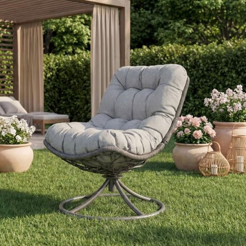 Bequemer Gartensessel von di volio mit Polster im stilvollen Garten