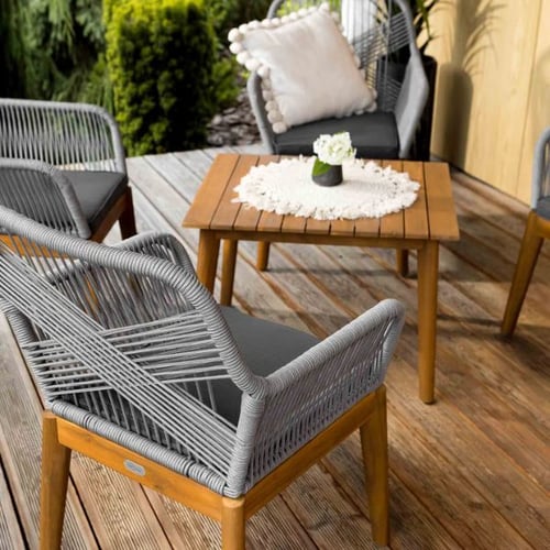 Gartenmöbel-Set von di volio aus Holz und Seilgeflecht auf Loggia mit Kissen und Tisch