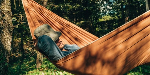 In Hängematte schlafen statt im Bett? Das sollten Sie wissen
