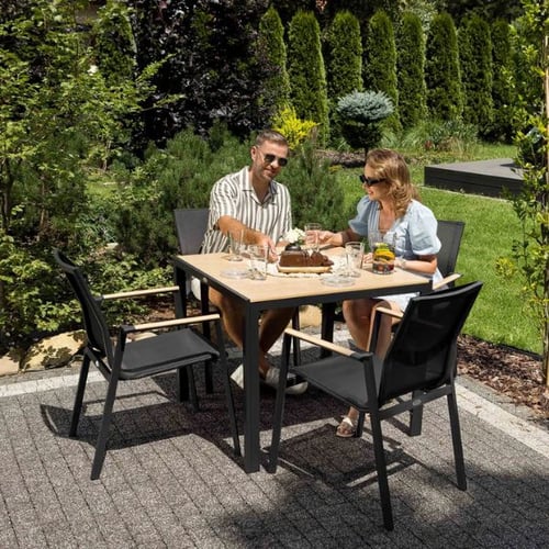 Gartenmöbel-Set von di volio mit Kunstholz-Tisch und vier schwarzen Stühlen