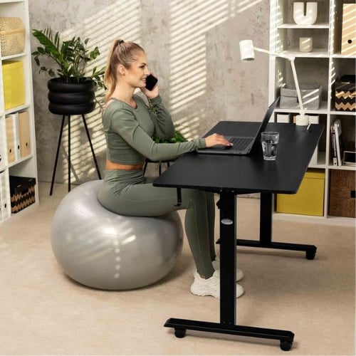 Ergonomischer Schreibtisch mit großer Tiefe für gesundes Arbeiten im Büro