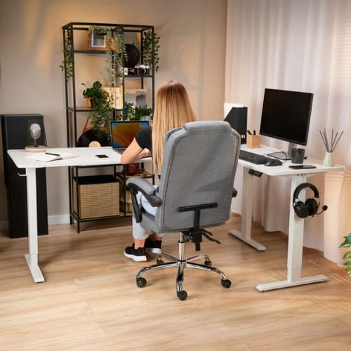 2 Bildschirme einrichten im Homeoffice an modernem Schreibtisch von di volio