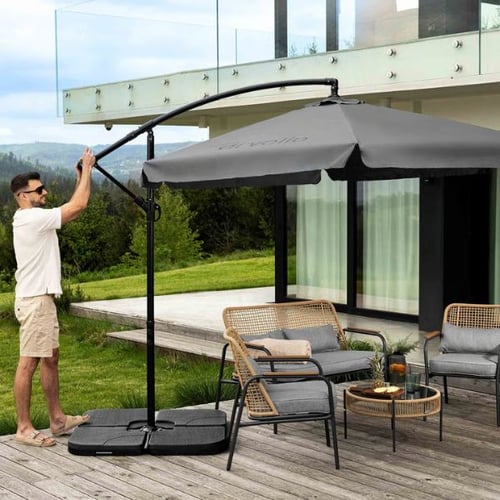 Gartenset mit Sonnenschirm von di volio und Polyrattanmöbeln auf Terrasse