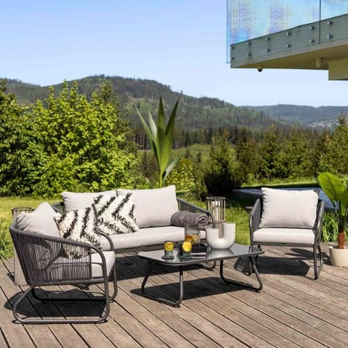 Modernes di volio Gartenset mit Sofa und Sesseln auf Holzterrasse mit Bergblick