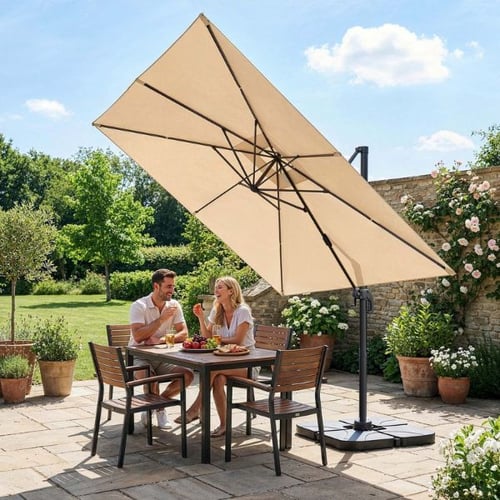 Beigefarbener di volio Sonnenschirm über Gartentisch mit Holzstühlen