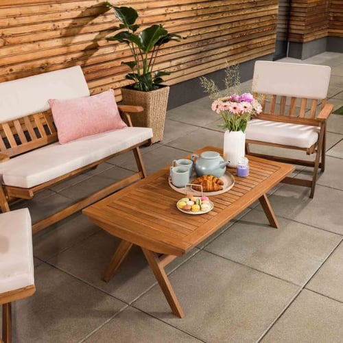 Gemütliche Gartenmöbel aus Holz auf Terrasse vorbereiten für den Winter