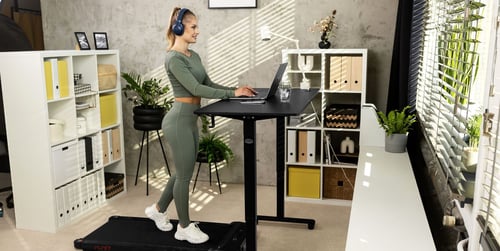 Arbeiten im Stehen: So gelingt ergonomisches Arbeiten im Home-Office