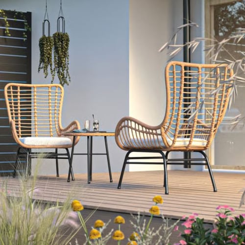 Hauseingang gestalten mit stilvollen Rattanstühlen und kleiner Sitzecke