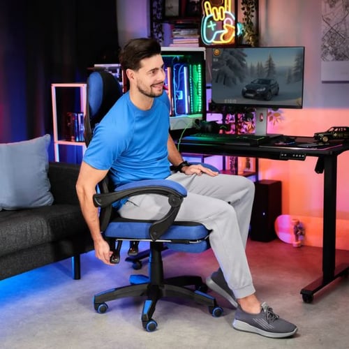 Mann sitzt auf ergonomischem Bürostuhl von di volio und prüft die Höhenverstellung am Hebel