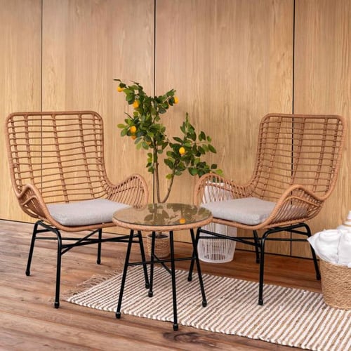 Geflochtene Gartenstühle und Tisch von di volio auf gepflegter Holzterrasse im modernen Stil