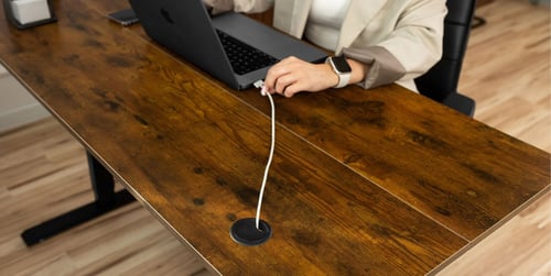 Wie gelingt effektives Kabelmanagement am Schreibtisch? Tipps & Hinweise