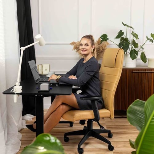 Elegante Chefbüro Idee mit hochwertigem di volio Bürostuhl und schwarzem Design-Schreibtisch