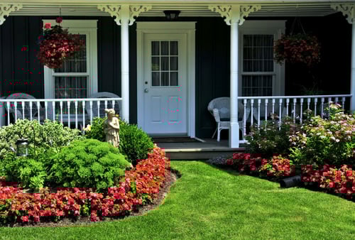 Vorgarten gestalten: die besten Pflanzen und Dekorationen