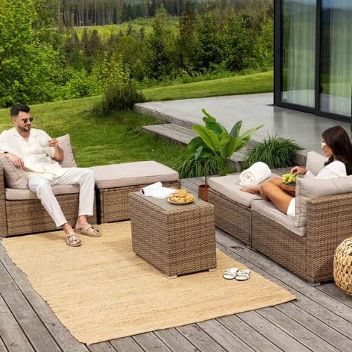 Moderne Polyrattan Gartenlounge von di volio auf der Terrasse mit Blick ins Grüne