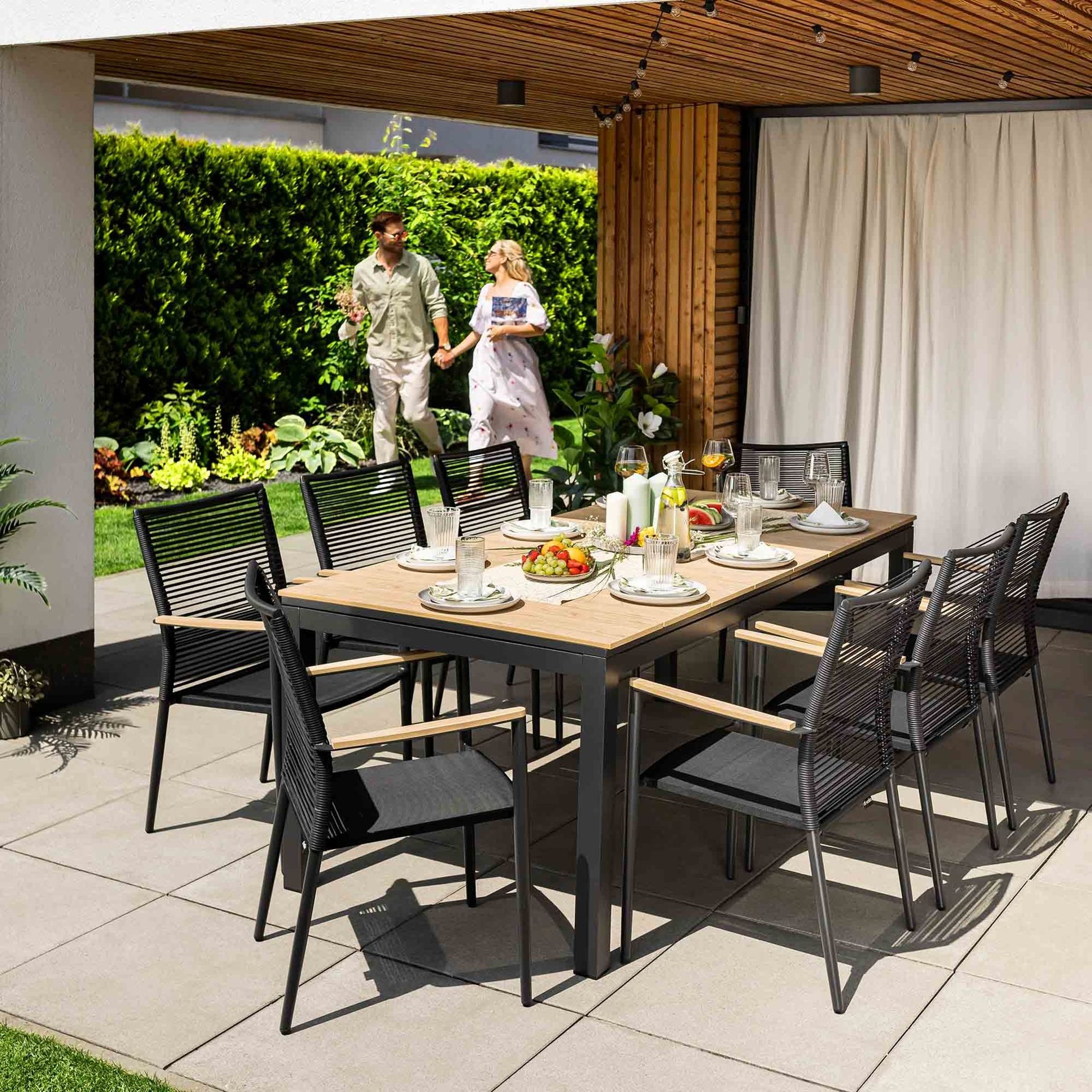 Stilvoller Gartentisch aus Aluminium 