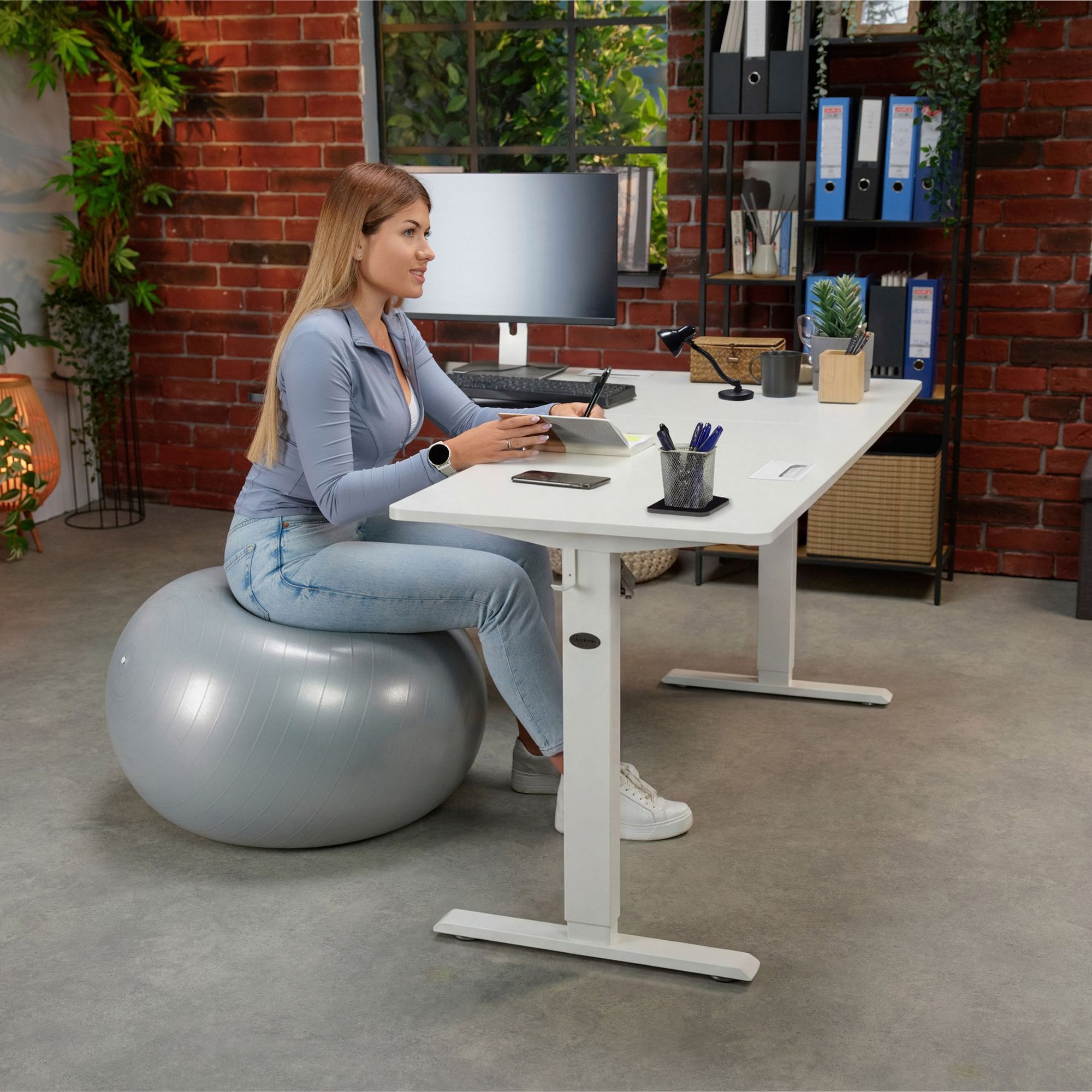 Geräumige Arbeitsplatte mit funktionalen Details