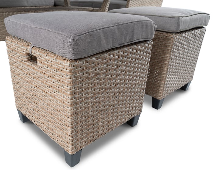 Die Outdoor-Möbel Livorno sind mit 7 cm dicken, weichen Kissen auf den Sitzflächen und der Rückenlehne des Sofas ausgestattet.