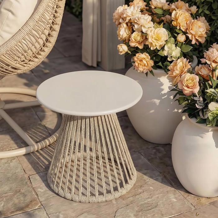 Harmonie von Metall und Flechtwerk in moderner Ausführung