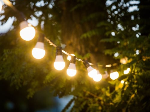 Ideen für die Terrassenbeleuchtung passend zu Ihrem Gartenstil