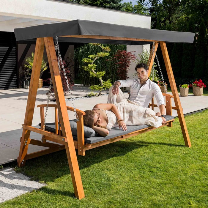 Exklusive Gartenschaukel aus Lärchenholz – Komfort und Design