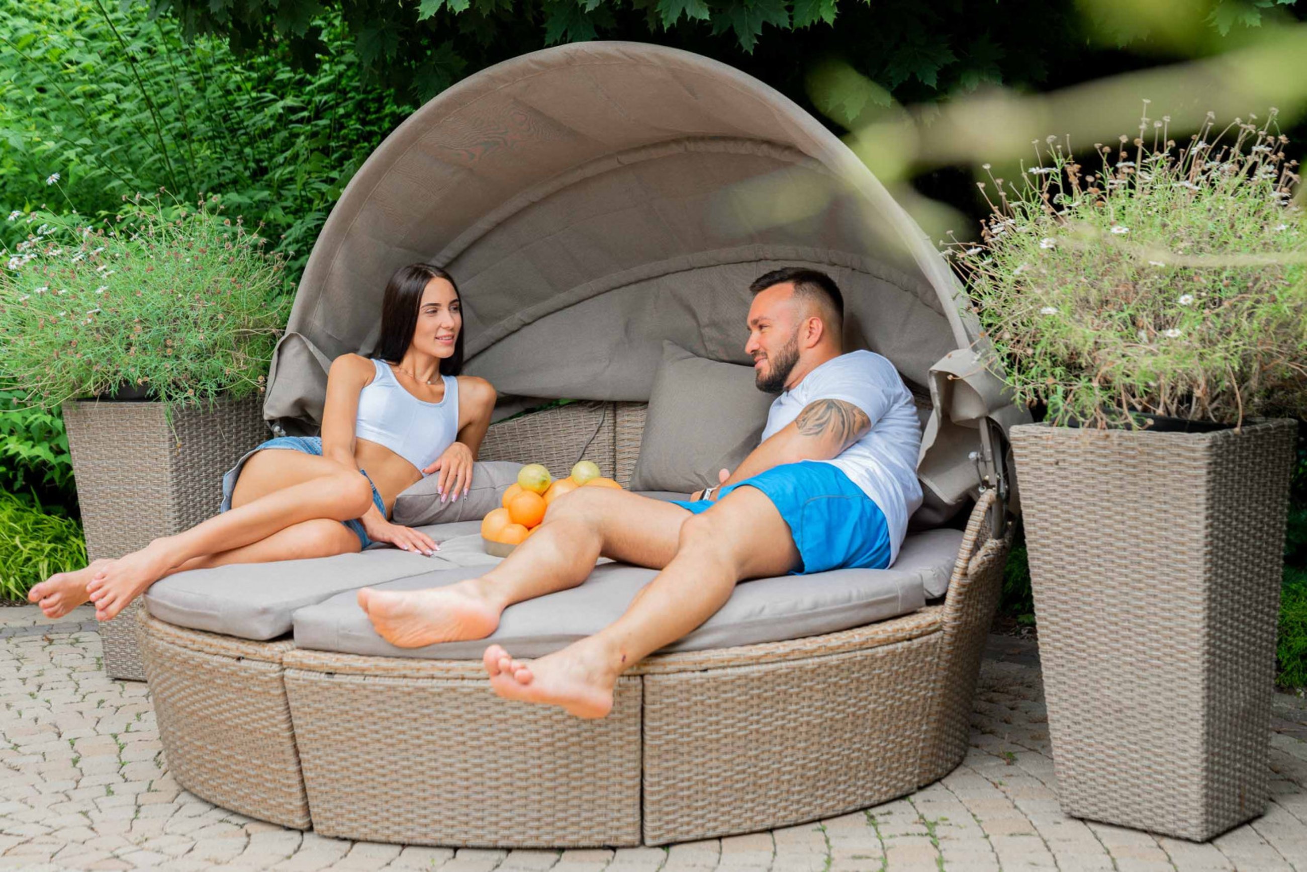 Frau und Mann entspannen sich auf Garten Sonneninsel MILANO von di-volio