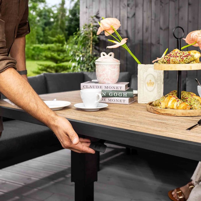 Funktionaler Tisch mit Höhenverstellung – ideal für jeden Anlass
