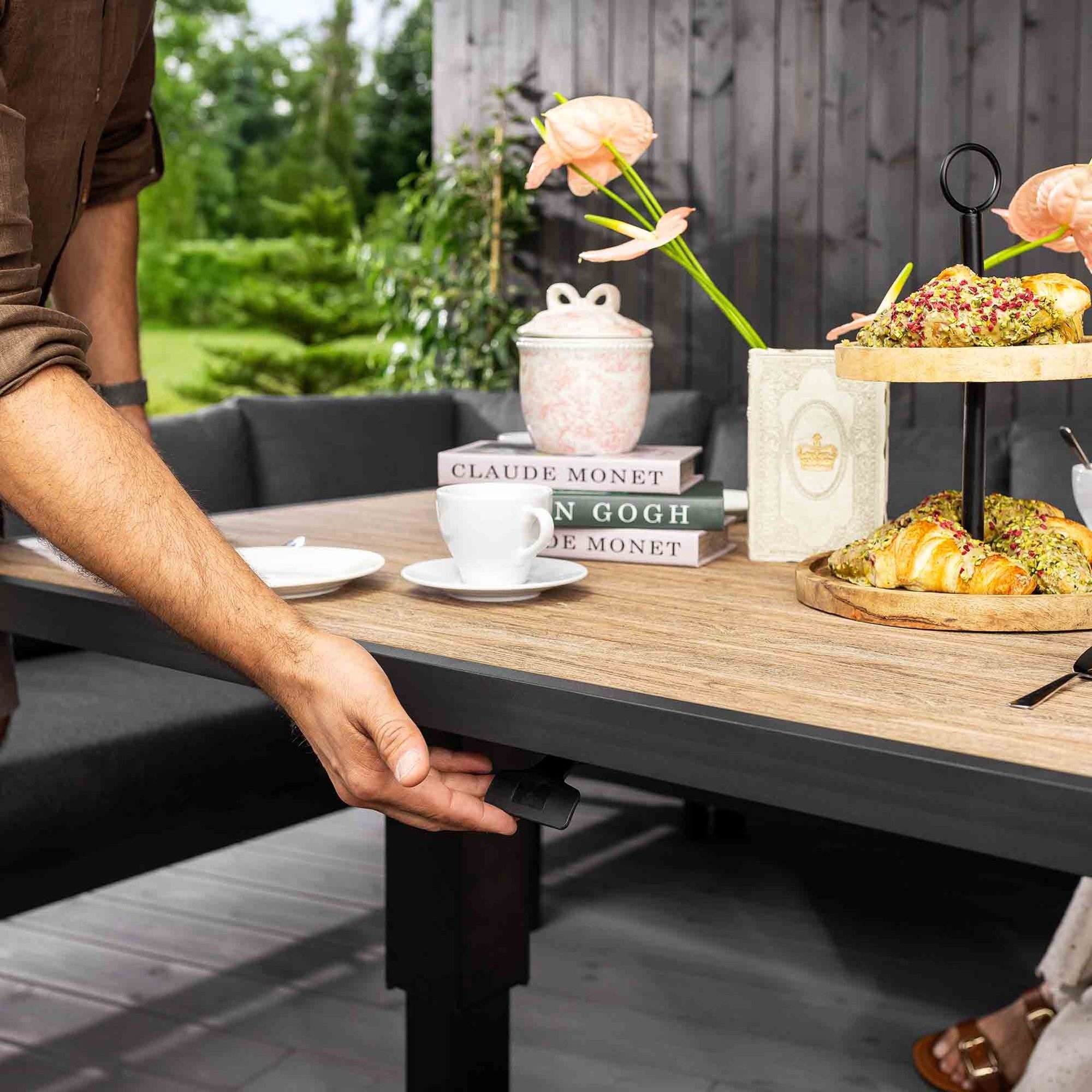 Funktionaler Tisch mit Höhenverstellung – ideal für jeden Anlass