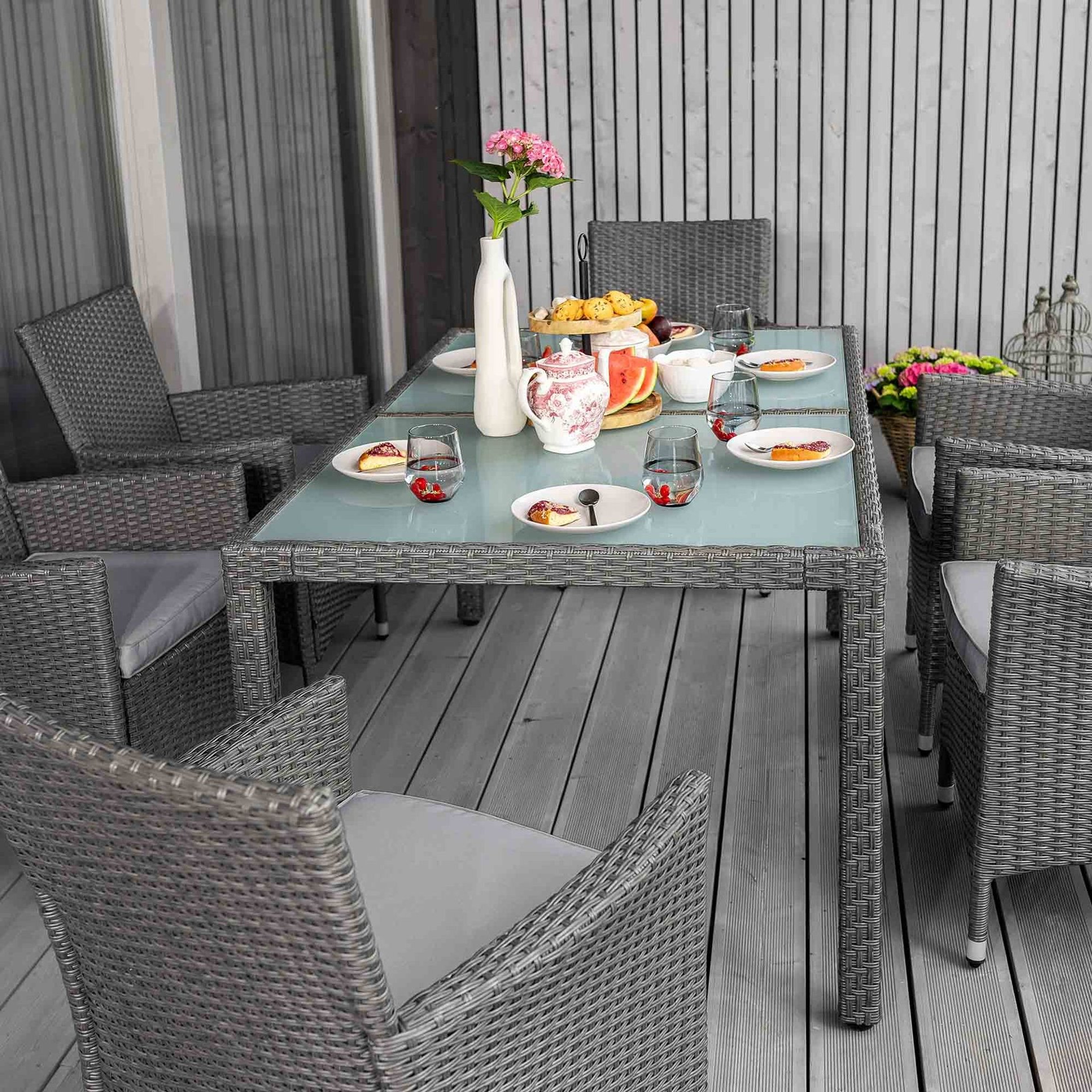 Geräumiger Tisch