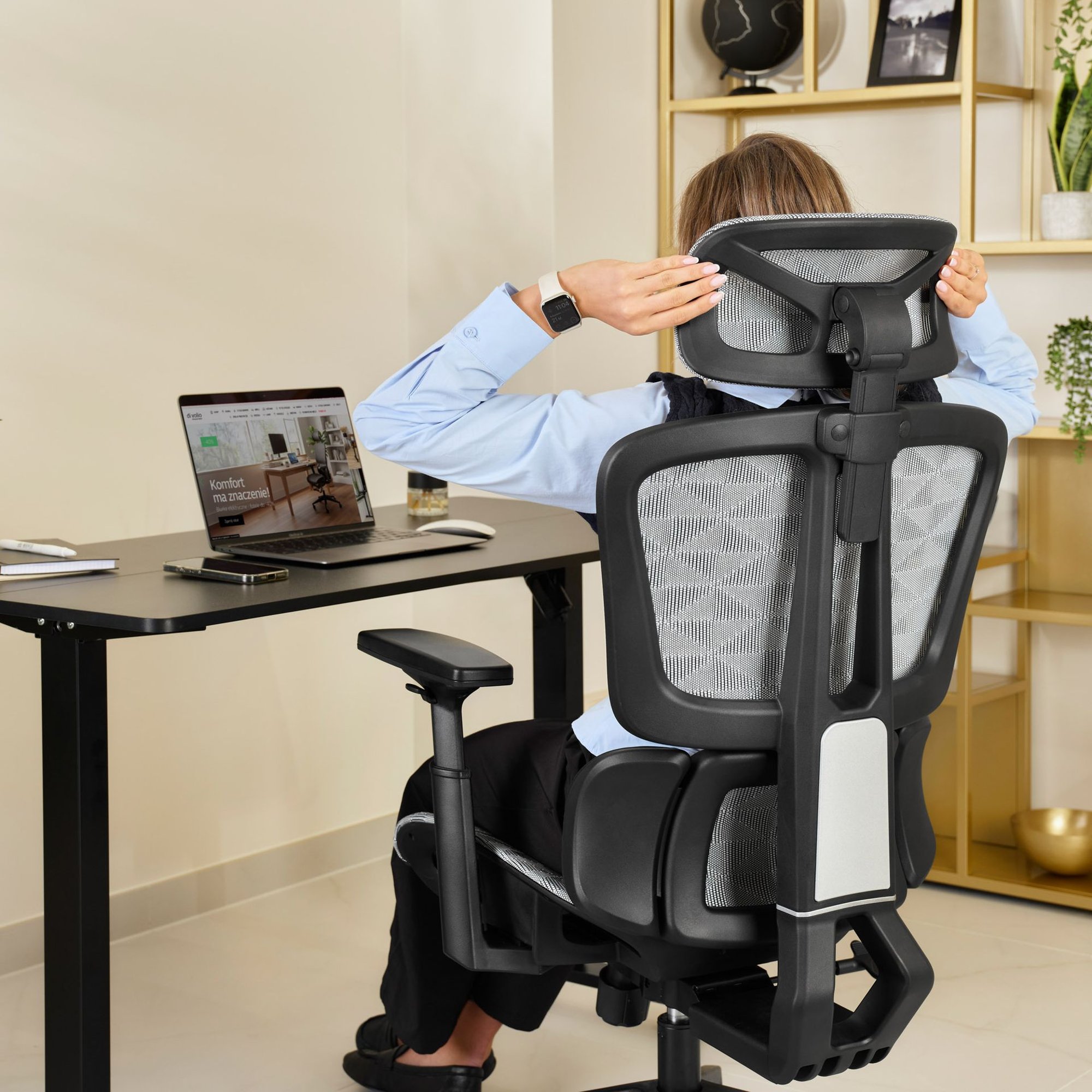 Komfortable Einstellung – 2D-Kopfstütze und 4D-Armlehnen