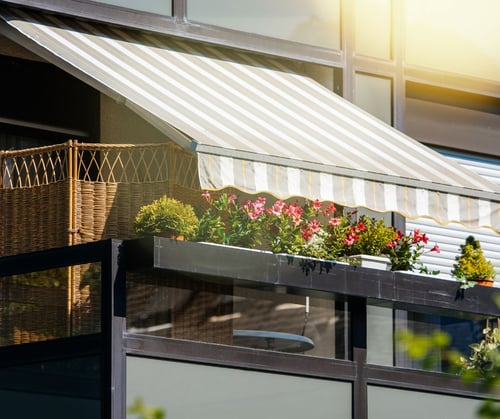 Den Balkon vor Regen, Wind und fremden Blicken schützen