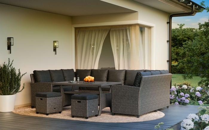 Hochwertige Polyrattan-Fasern, aus denen die Sitzgruppe Livorno hergestellt wird, weisen eine hohe Beständigkeit gegen äußere Einflüsse wie Feuchtigkeit, wechselnde Temperaturen sowie UV-Strahlen und mechanische Beschädigungen auf