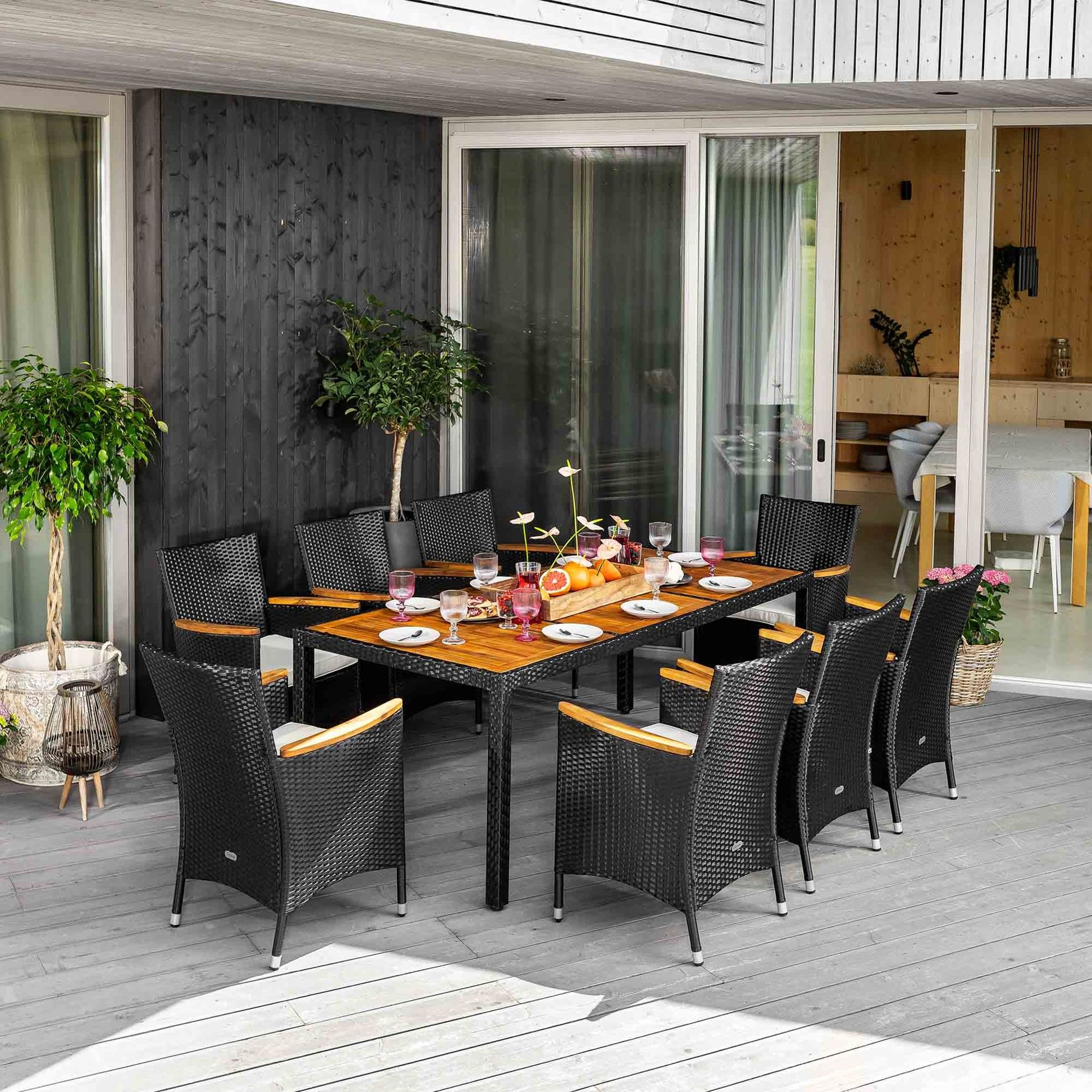 Geräumiger Tisch