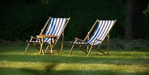 Gartenliege aus Holz oder Kunststoff? Was ist besser?