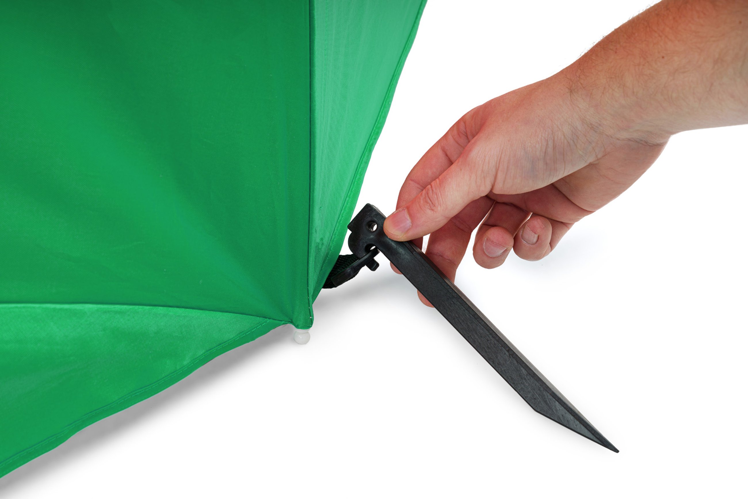 W zestawie z parasolem plażowym Sora zielona, znajdują się specjalne kotwy umożliwiające stabilne przymocowanie go do podłoża