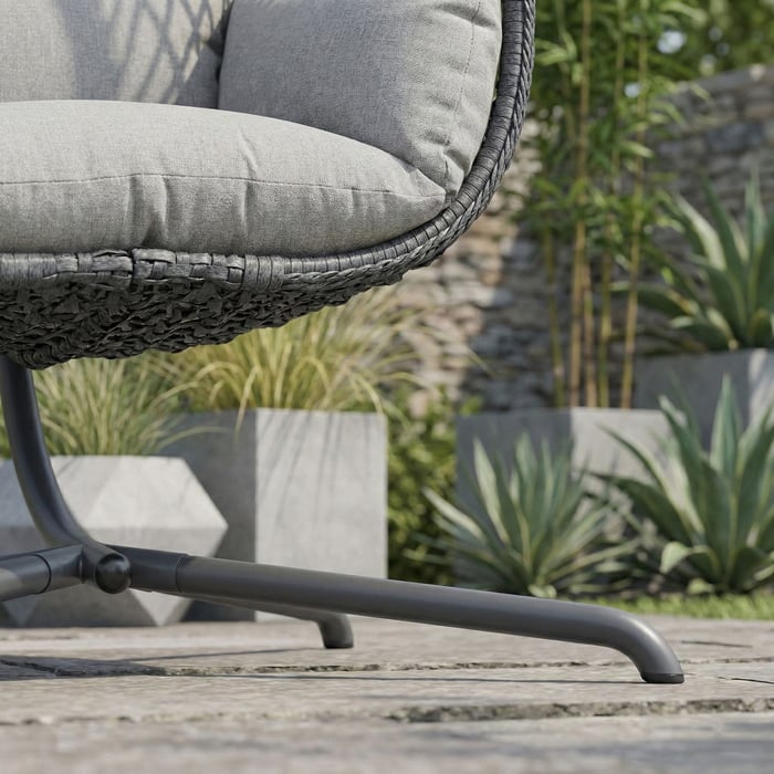 Siedzisko wykonano z wytrzymałego technorattanu, odpornych na warunki atmosferyczne