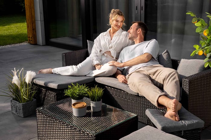 Konstrukcja mebli Bologna czarny oparta jest na połączeniu stabilnej, stalowej ramy i technorattanowej plecionki