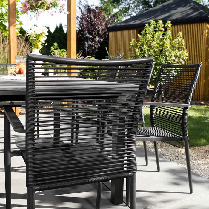 Ażurowe oparcie krzesła Codi, wykonane z technorattanowych włókien