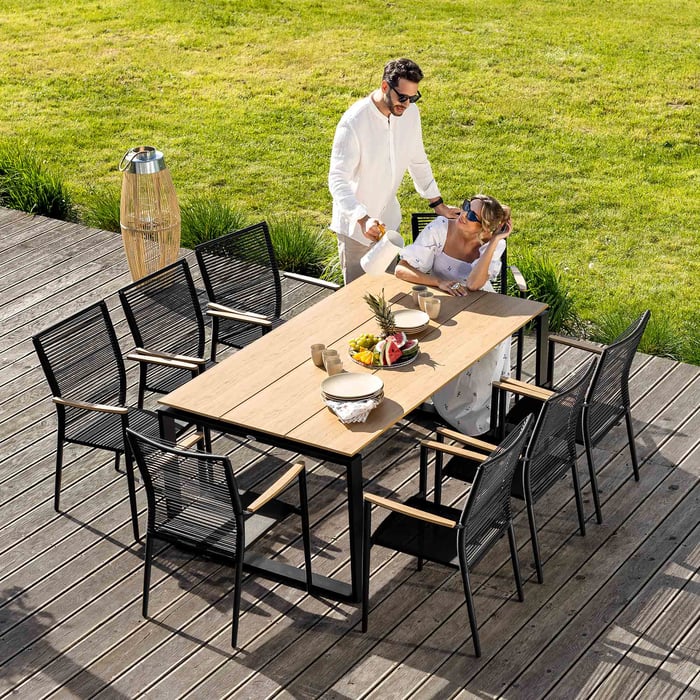 Aluminiowa konstrukcja stołu jest bardzo stabilna, wytrzymała i odporna na korozję