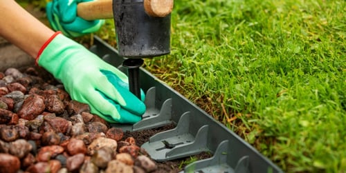 Z czego zrobić obrzeża w ogrodzie, by oddzielić trawę od rabaty?