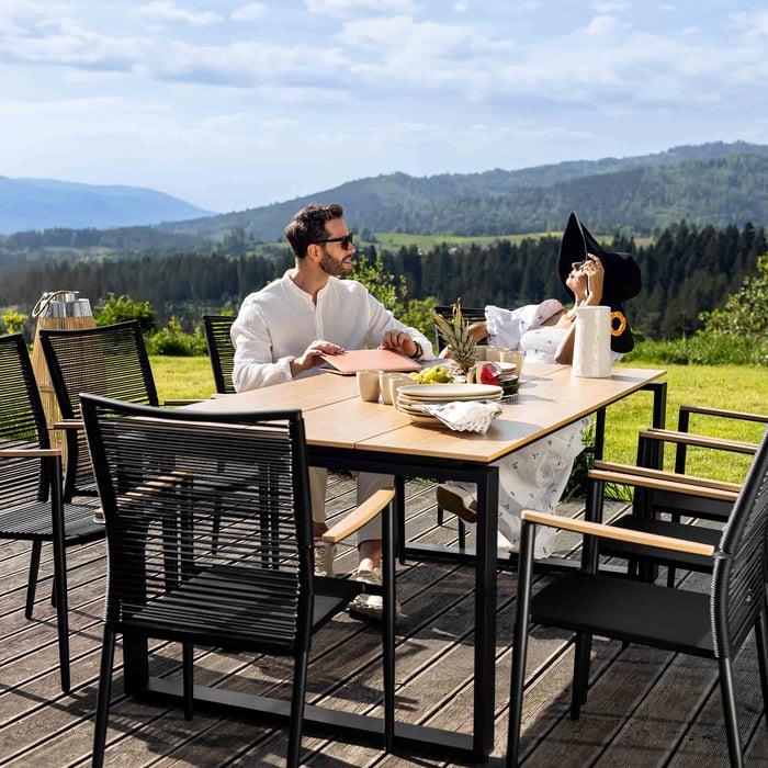 Aluminiowa rama malowana na matowy odcień czerni zapewnia krzesłom elegancki wygląd i lekkość