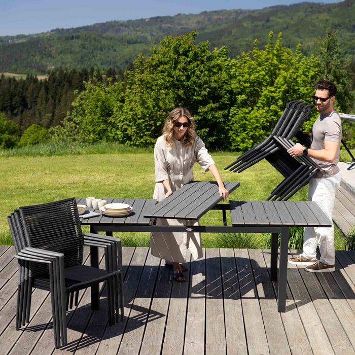 Krzesła w komplecie Maletto dają możliwość sztaplowania, czyli układania jednego na drugim